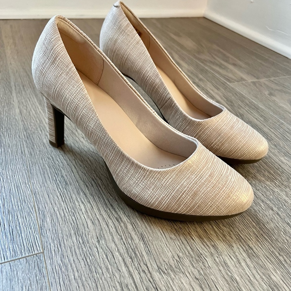 Clarks Women's Cream Textured Comfort Heels Ambyr Joy Metallic Gold Size 9 Shoes